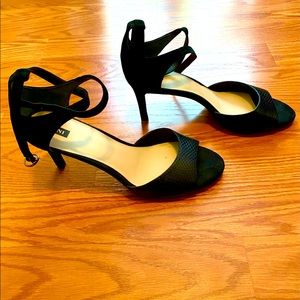 Beautiful LIKE NEW leather criss cross strap dress sandal!